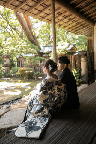 新潟県聖籠町の二宮家バラ園内日本庭園で撮影した和装ウェディングフォト。自然光に包まれた庭園で白無垢と紋付袴を着た新郎新婦