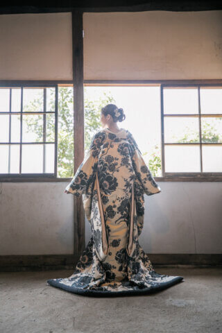新潟県聖籠町の二宮家バラ園内日本庭園で撮影した和装ウェディングフォト。自然光に包まれた庭園で白無垢と紋付袴を着た新郎新婦