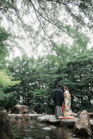 新潟県新潟市の鳥屋野潟公園で、紋服と色打掛を着た新郎新婦が撮影する和装フォトウェディング