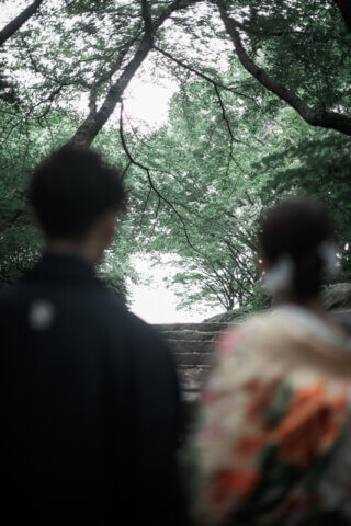 新潟県新潟市の鳥屋野潟公園で、紋服と色打掛を着た新郎新婦が撮影する和装フォトウェディング