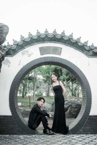 新潟県新潟市にある天寿園で、黒のウェディングドレスとタキシードを着た新郎新婦のフォトウェディング｜PRODUCE BY ビアンベール新発田