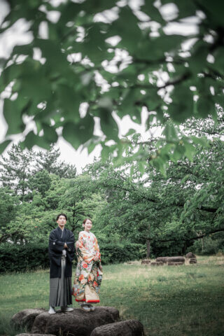 新潟県新潟市の鳥屋野潟公園で、紋服と色打掛を着た新郎新婦が撮影する和装フォトウェディング