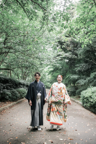 新潟県新潟市の鳥屋野潟公園で、紋服と色打掛を着た新郎新婦が撮影する和装フォトウェディング