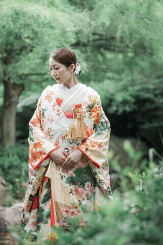 新潟県新潟市の鳥屋野潟公園で、紋服と色打掛を着た新郎新婦が撮影する和装フォトウェディング