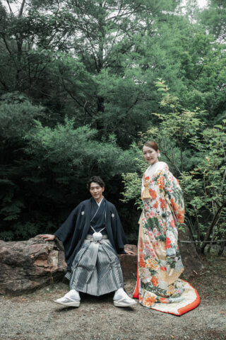 新潟県新潟市の鳥屋野潟公園で、紋服と色打掛を着た新郎新婦が撮影する和装フォトウェディング