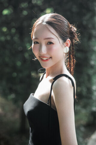新潟県新潟市にある天寿園で、黒のウェディングドレスとタキシードを着た新郎新婦のフォトウェディング｜PRODUCE BY ビアンベール新発田
