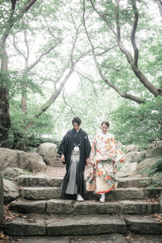 新潟県新潟市の鳥屋野潟公園で、紋服と色打掛を着た新郎新婦が撮影する和装フォトウェディング