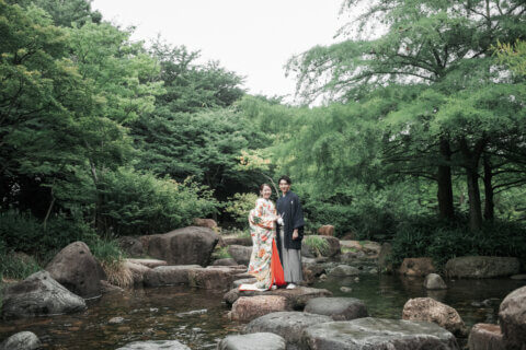 新潟県新潟市の鳥屋野潟公園で、紋服と色打掛を着た新郎新婦が撮影する和装フォトウェディング