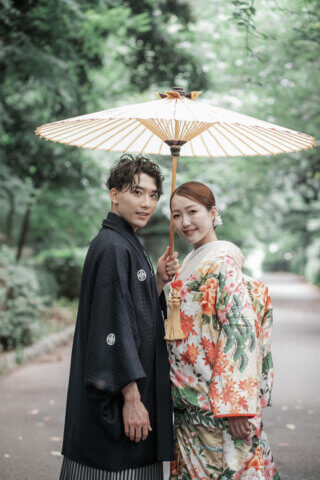 新潟県新潟市の鳥屋野潟公園で、紋服と色打掛を着た新郎新婦が撮影する和装フォトウェディング