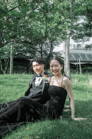 新潟県新潟市にある天寿園で、黒のウェディングドレスとタキシードを着た新郎新婦のフォトウェディング｜PRODUCE BY ビアンベール新発田