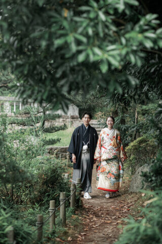 新潟県新潟市の鳥屋野潟公園で、紋服と色打掛を着た新郎新婦が撮影する和装フォトウェディング
