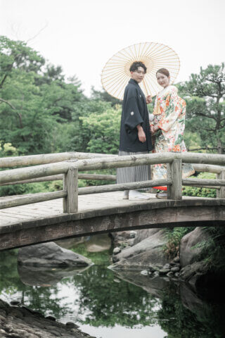新潟県新潟市の鳥屋野潟公園で、紋服と色打掛を着た新郎新婦が撮影する和装フォトウェディング
