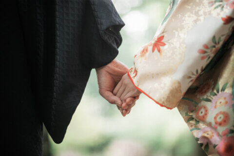 新潟県新潟市の鳥屋野潟公園で、紋服と色打掛を着た新郎新婦が撮影する和装フォトウェディング