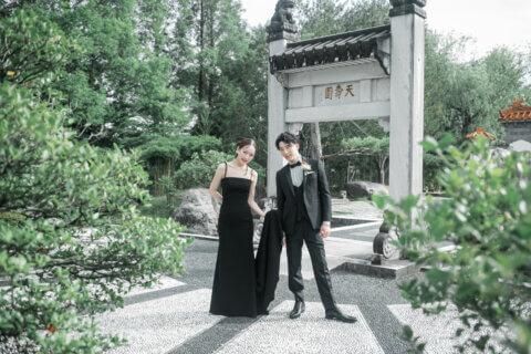 新潟県新潟市にある天寿園で、黒のウェディングドレスとタキシードを着た新郎新婦のフォトウェディング｜PRODUCE BY ビアンベール新発田
