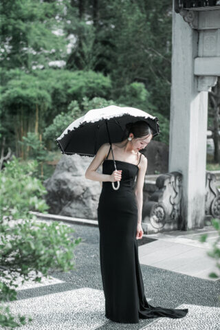 新潟県新潟市にある天寿園で、黒のウェディングドレスとタキシードを着た新郎新婦のフォトウェディング｜PRODUCE BY ビアンベール新発田
