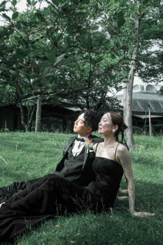 新潟県新潟市にある天寿園で、黒のウェディングドレスとタキシードを着た新郎新婦のフォトウェディング｜PRODUCE BY ビアンベール新発田