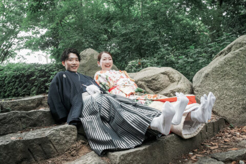 新潟県新潟市の鳥屋野潟公園で、紋服と色打掛を着た新郎新婦が撮影する和装フォトウェディング