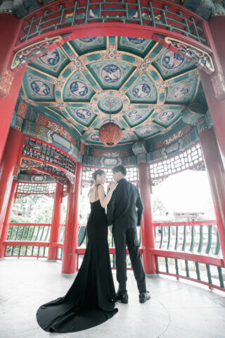 新潟県新潟市にある天寿園で、黒のウェディングドレスとタキシードを着た新郎新婦のフォトウェディング｜PRODUCE BY ビアンベール新発田