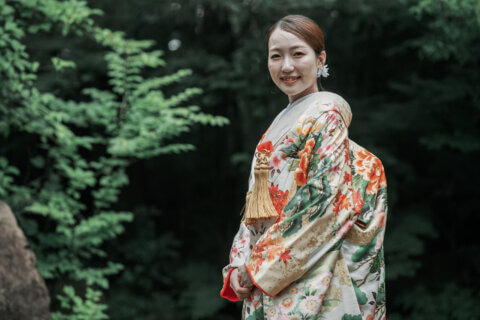 新潟県新潟市の鳥屋野潟公園で、紋服と色打掛を着た新郎新婦が撮影する和装フォトウェディング