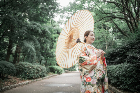 新潟県新潟市の鳥屋野潟公園で、紋服と色打掛を着た新郎新婦が撮影する和装フォトウェディング