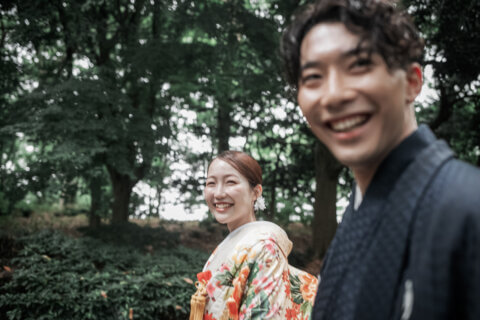 新潟県新潟市の鳥屋野潟公園で、紋服と色打掛を着た新郎新婦が撮影する和装フォトウェディング