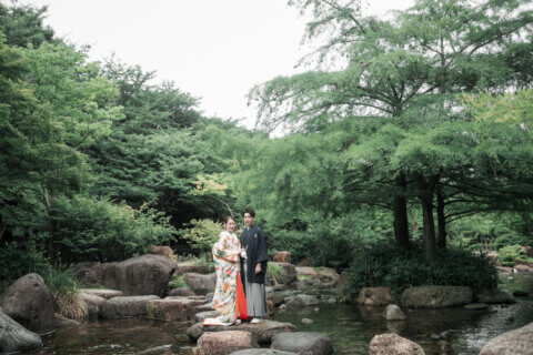 新潟県新潟市の鳥屋野潟公園で、紋服と色打掛を着た新郎新婦が撮影する和装フォトウェディング