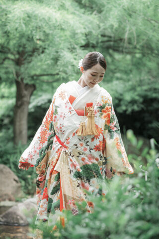 新潟県新潟市の鳥屋野潟公園で、紋服と色打掛を着た新郎新婦が撮影する和装フォトウェディング