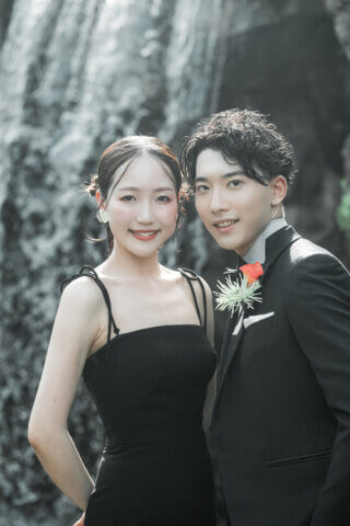 新潟県新潟市にある天寿園で、黒のウェディングドレスとタキシードを着た新郎新婦のフォトウェディング｜PRODUCE BY ビアンベール新発田