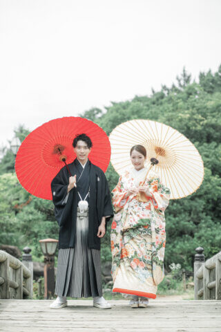 新潟県新潟市の鳥屋野潟公園で、紋服と色打掛を着た新郎新婦が撮影する和装フォトウェディング