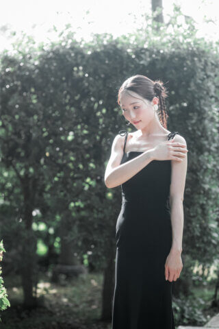 新潟県新潟市にある天寿園で、黒のウェディングドレスとタキシードを着た新郎新婦のフォトウェディング｜PRODUCE BY ビアンベール新発田