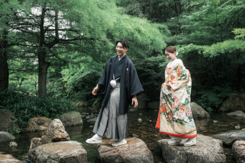 新潟県新潟市の鳥屋野潟公園で、紋服と色打掛を着た新郎新婦が撮影する和装フォトウェディング