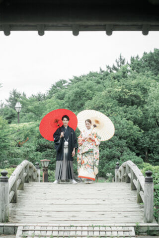 新潟県新潟市の鳥屋野潟公園で、紋服と色打掛を着た新郎新婦が撮影する和装フォトウェディング
