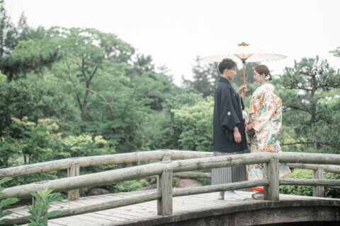 新潟県新潟市の鳥屋野潟公園で、紋服と色打掛を着た新郎新婦が撮影する和装フォトウェディング