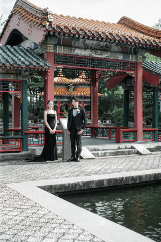 新潟県新潟市にある天寿園で、黒のウェディングドレスとタキシードを着た新郎新婦のフォトウェディング｜PRODUCE BY ビアンベール新発田