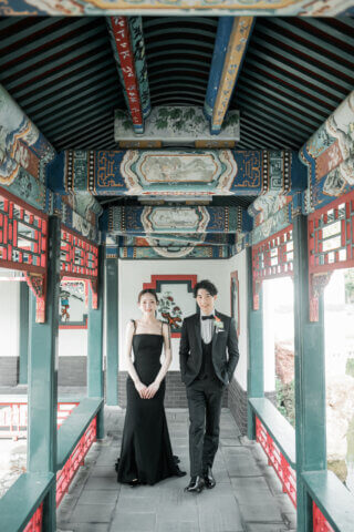 新潟県新潟市にある天寿園で、黒のウェディングドレスとタキシードを着た新郎新婦のフォトウェディング｜PRODUCE BY ビアンベール新発田