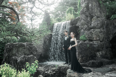 新潟県新潟市にある天寿園で、黒のウェディングドレスとタキシードを着た新郎新婦のフォトウェディング｜PRODUCE BY ビアンベール新発田