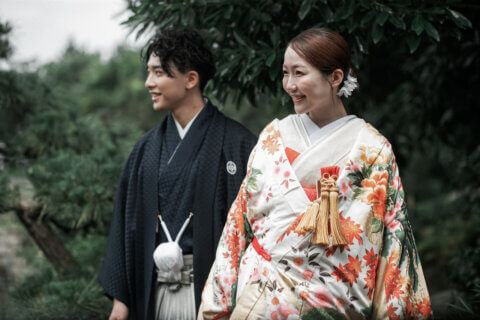 新潟県新潟市の鳥屋野潟公園で、紋服と色打掛を着た新郎新婦が撮影する和装フォトウェディング