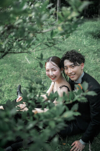 新潟県新潟市にある天寿園で、黒のウェディングドレスとタキシードを着た新郎新婦のフォトウェディング｜PRODUCE BY ビアンベール新発田