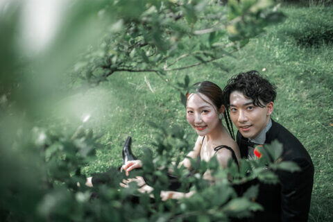 新潟県新潟市にある天寿園で、黒のウェディングドレスとタキシードを着た新郎新婦のフォトウェディング｜PRODUCE BY ビアンベール新発田