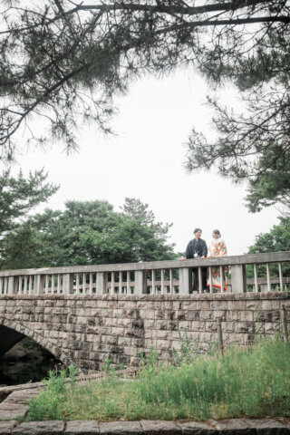 新潟県新潟市の鳥屋野潟公園で、紋服と色打掛を着た新郎新婦が撮影する和装フォトウェディング