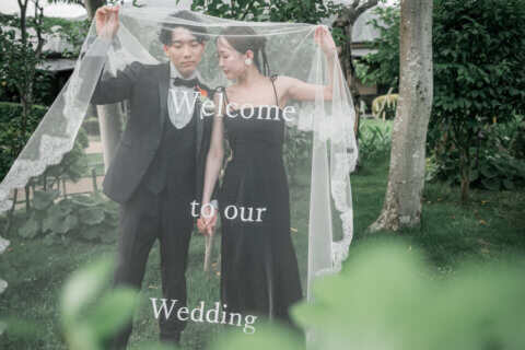 新潟県新潟市にある天寿園で、黒のウェディングドレスとタキシードを着た新郎新婦のフォトウェディング｜PRODUCE BY ビアンベール新発田