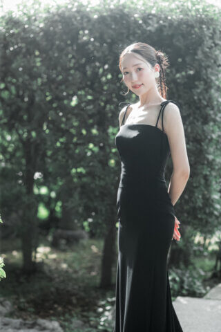 新潟県新潟市にある天寿園で、黒のウェディングドレスとタキシードを着た新郎新婦のフォトウェディング｜PRODUCE BY ビアンベール新発田