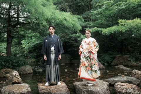 新潟県新潟市の鳥屋野潟公園で、紋服と色打掛を着た新郎新婦が撮影する和装フォトウェディング