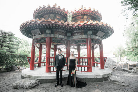 新潟県新潟市にある天寿園で、黒のウェディングドレスとタキシードを着た新郎新婦のフォトウェディング｜PRODUCE BY ビアンベール新発田