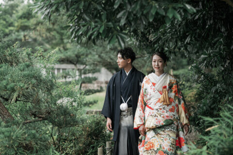 新潟県新潟市の鳥屋野潟公園で、紋服と色打掛を着た新郎新婦が撮影する和装フォトウェディング