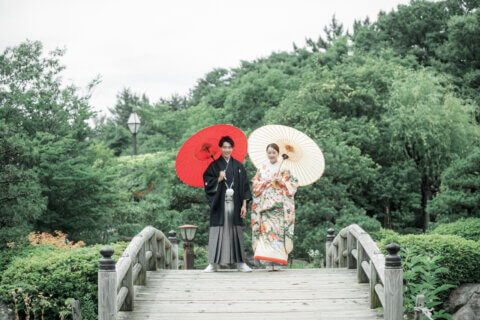 新潟県新潟市の鳥屋野潟公園で、紋服と色打掛を着た新郎新婦が撮影する和装フォトウェディング