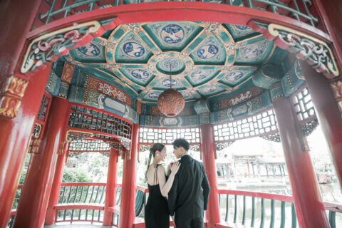 新潟県新潟市にある天寿園で、黒のウェディングドレスとタキシードを着た新郎新婦のフォトウェディング｜PRODUCE BY ビアンベール新発田