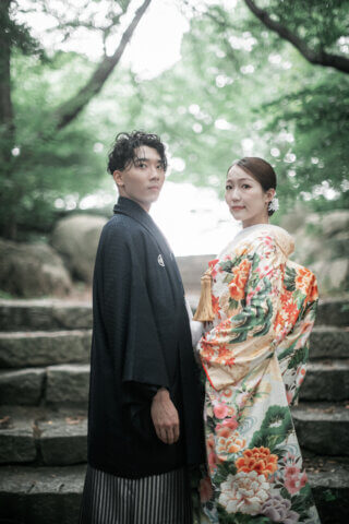 新潟県新潟市の鳥屋野潟公園で、紋服と色打掛を着た新郎新婦が撮影する和装フォトウェディング