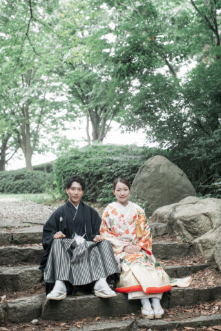 新潟県新潟市の鳥屋野潟公園で、紋服と色打掛を着た新郎新婦が撮影する和装フォトウェディング