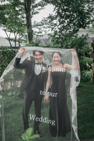 新潟県新潟市にある天寿園で、黒のウェディングドレスとタキシードを着た新郎新婦のフォトウェディング｜PRODUCE BY ビアンベール新発田